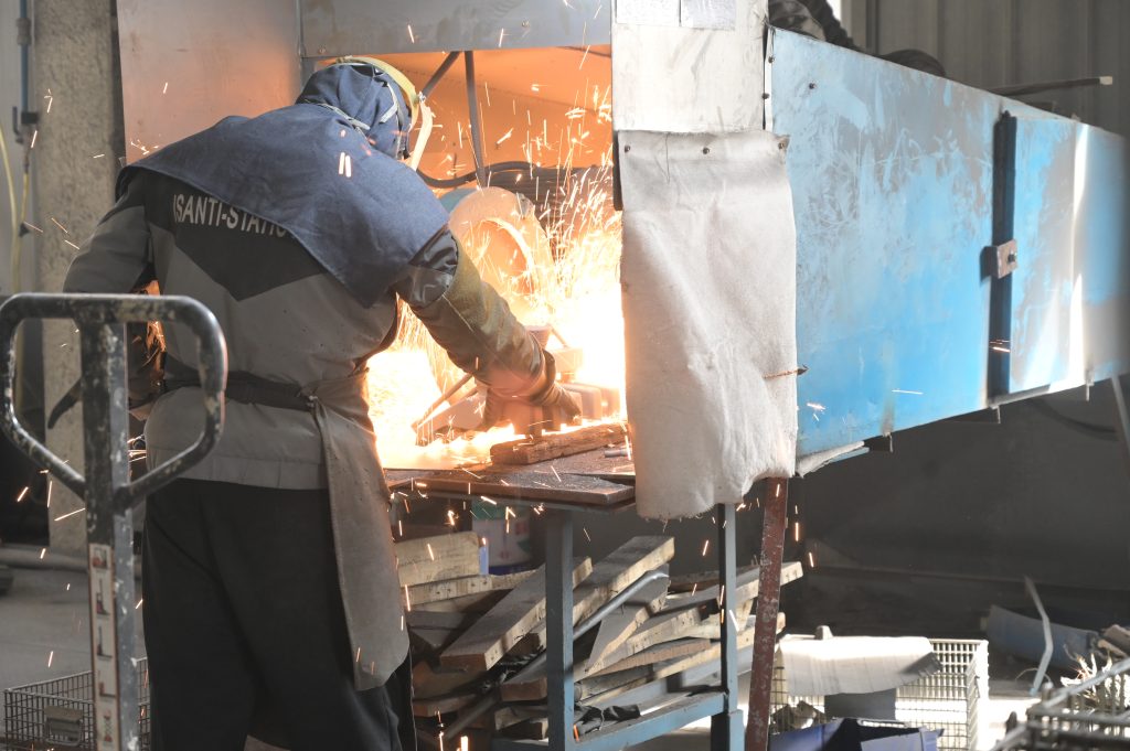 cutting casting parts from runner system in investment casting process