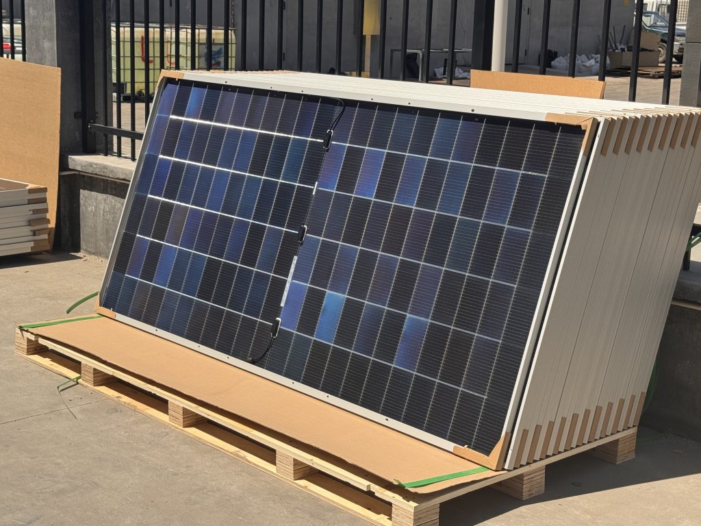 Solar power for foundry operation： photovoltaic array connected to an eco friendly investment casting facility. Green casting solution reducing fossil fuel dependency and enabling renewable energy in metal casting processes.